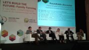 První diskuzní panel se týkal definování pojmu rodinná farma. Uprostřed ředitel Světového fóra (WRF) pro venkov Auxtin Ortie Etxeberria.