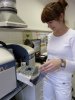 Vedoucí laboratoří Kateřina Havlíčková obsluhuje atomový absorpční spektrometr se systém elektrotermické atomizace (ETA-AAS) se vzorky jehličí, rozložených v kyselině dusičné. Foto Klára Šimerová Obrázek 2